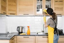 how to clean kitchen cabinets